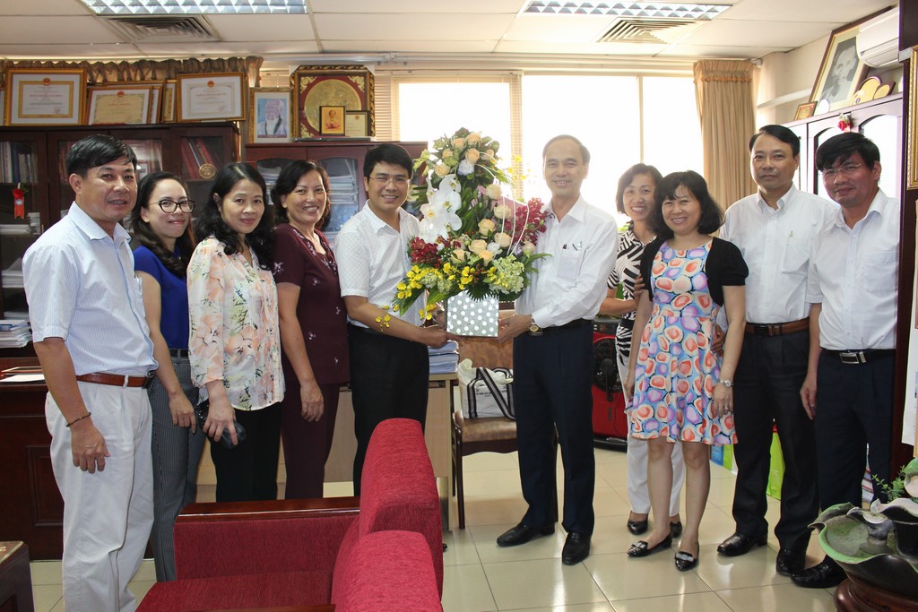 Tập thể Lãnh đạo, chuyên viên Vụ Tổ chức cán bộ chúc mừng TS Phạm Văn Tác nhân kỷ niệm 33 năm ngày Nhà giáo Việt Nam