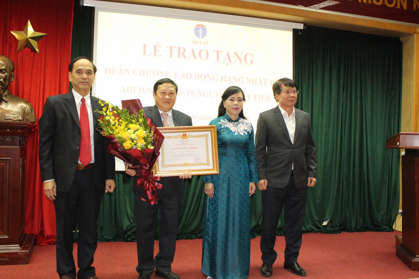 Lễ trao tặng Huân chương Lao động Hạng nhất cho AHLĐ.NGND.GS.TS Nguyễn Viết Tiến và công bố các quyết định về công tác cán bộ