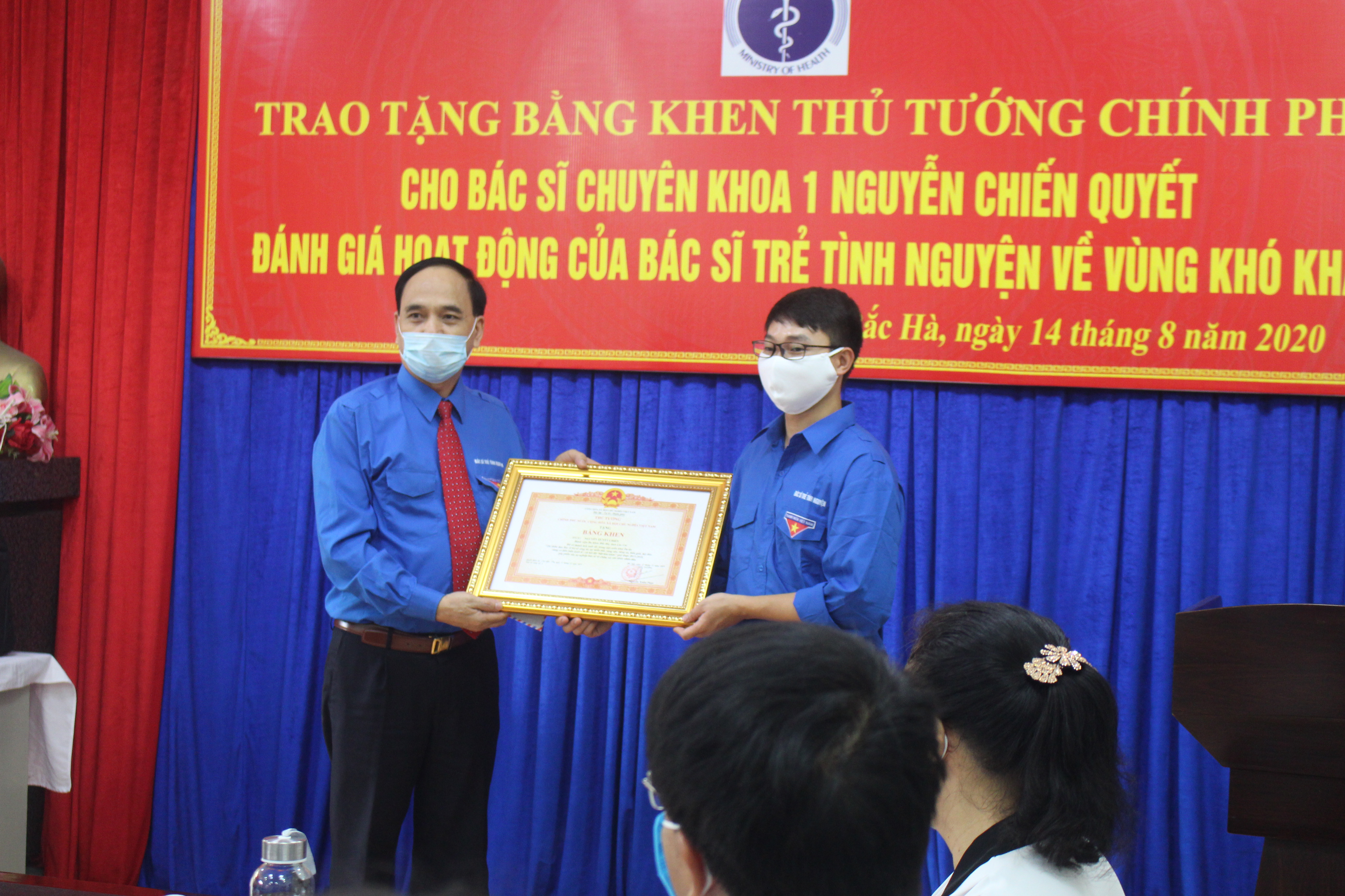 Trao tặng bằng khen Thủ tướng và đánh giá hoạt động của Bác sỹ trẻ tình nguyện tại vùng khó khăn