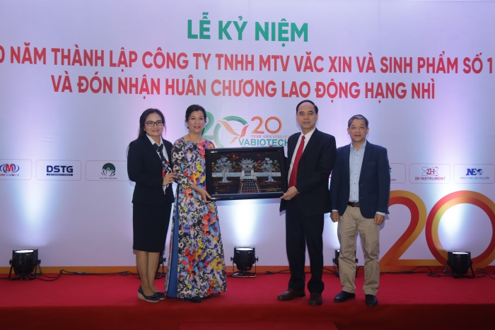 Công ty TNHH MTV Vắc xin và Sinh phẩm số 1 VABIOTECH tổ chức Lễ đón nhận Huân chương Lao động hạng Nhì