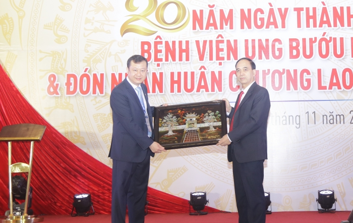 Cục Khoa học công nghệ và Đào tạo Chúc mừng Bệnh viện Ung bướu Hà Nội nhận Huân chương lao động hạng Nhì