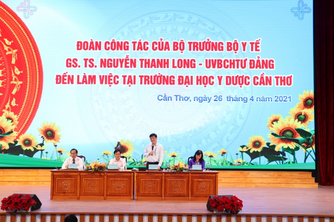 Đoàn công tác của Bộ Trưởng Bộ Y tế đến thăm và làm việc với Trường Đại học Y Dược Cần Thơ