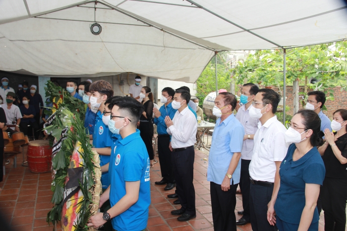 Xúc động Nữ sinh không thể về chịu tang Cha do tham gia chống dịch tại TP. Hồ Chí Minh