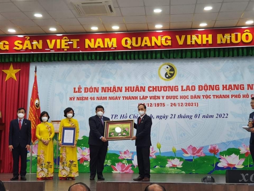 Viện Y dược học dân tộc Thành phố Hồ Chí Minh đón nhận huân chương lao động hạng nhất và Quyết định Cấp giấy chứng nhận thực hành tốt thử thuốc trên lâm sàng (GCP)